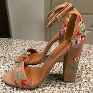 Nude suede heels with embroidered flowers